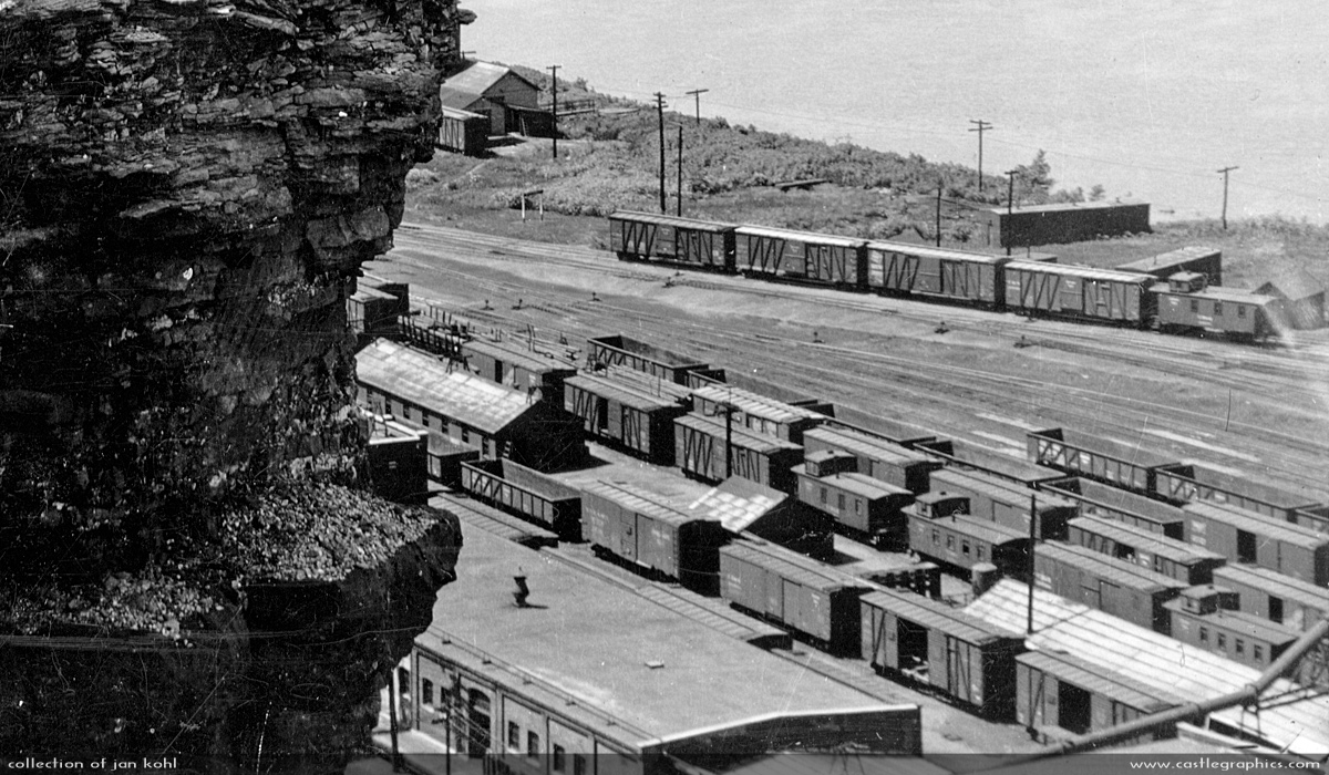 Detail of the CB&Q Hannibal railyard in 1939
This is only the mid-southern end of the yard, the roundhouse, facilities & coal tower are behind Lover's Leap at the left.
