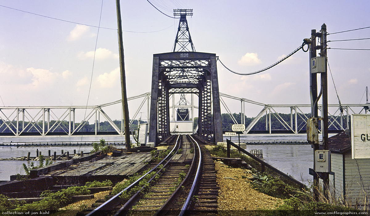 IC Swing Bridge, Louisiana, MO, 1976
Span has now been swung open for river traffic.

