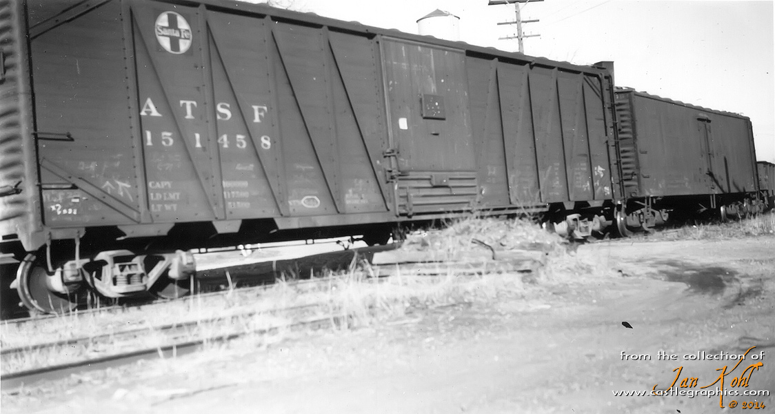 AT&SF outside-braced box car on the transfer track.
An AT&SF and unidentified box car are on the transfer track between the GM&O and CB&Q in Louisiana, MO.  The AT&SF box is a Santa Fe Class Bx-39, one of 400 50ft War Emergency composite boxcars (ATSF 151092-151491) built by Pullman in early 1944 (thanks to Dave Sieber).
