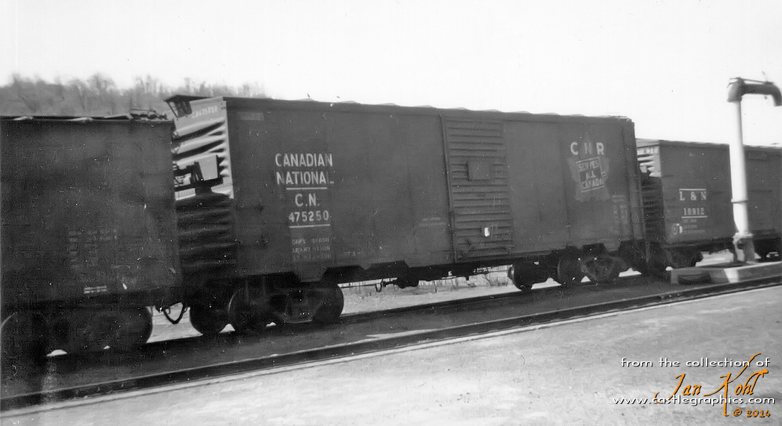 Vintage boxcars in freight train, Louisiana, MO
A Canadian National boxcar is tailed by an L&N boxcar.  This is possibly on the GM&O mainline.  From Bill Hirt: CN XM 40' 1937 AAR Steel Box w/6' Door Opening. Youngstown Sliding Door. Built 1937-38 by National Steel Car. Hutchins Roof. IH 10'. Series #472000-472999.
