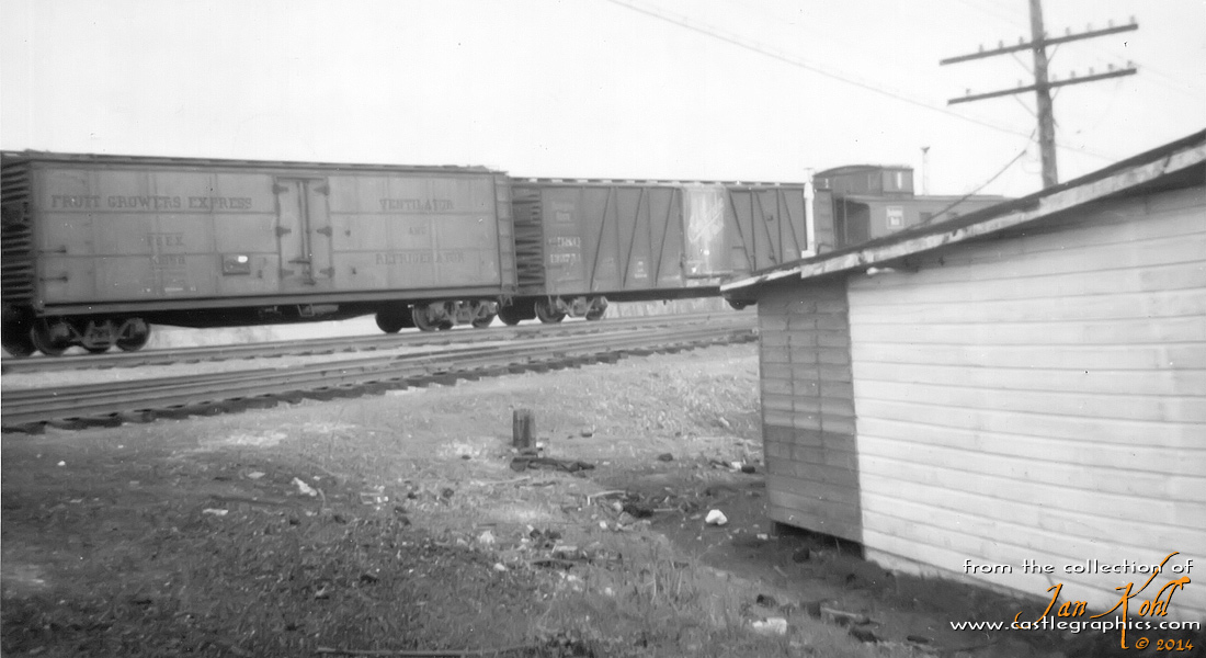 Reefer & vintage box car at the tail end of a CB&Q freight
Fruit Growers Express reefer & and CB&Q outside-braced boxcar with a Q caboose.
