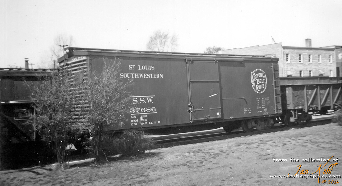 Cotton Belt boxcar on CB&Q mainline...
Nice shot of a vintage SSW boxcar on the CB&Q mainline in Louisiana, MO.  Build date is April 1923 for the boxcar.
