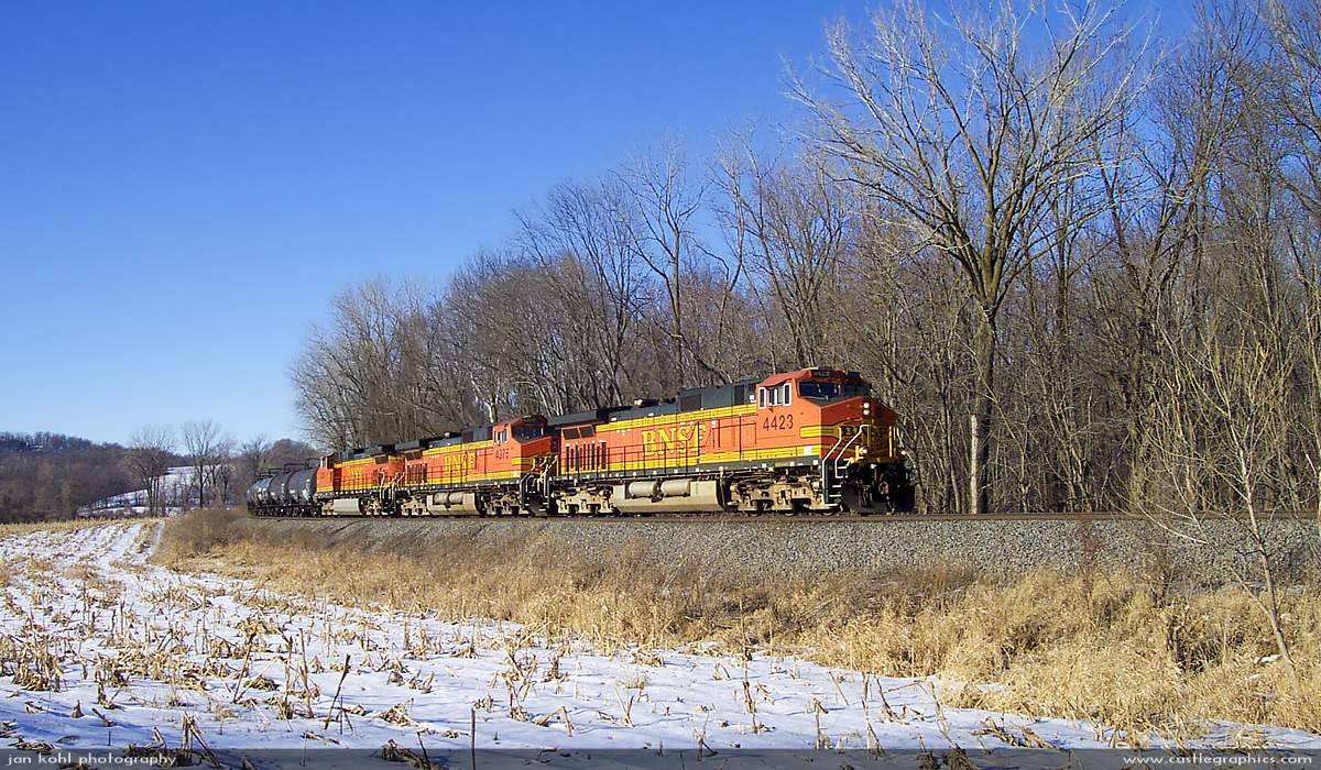 BNSF 4423 rounds the bend near Clarksville
C44-9W takes the mainline south into Clarksville.
