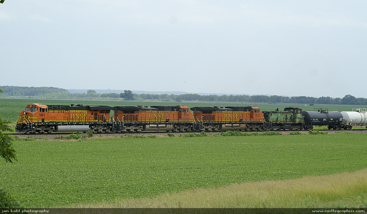 BNSF #7661 approaches Kissinger Hill
At this point, the tracks separate from Highway 79 for a few miles to round Kissinger Hill, while Hwy 79 goes over the top.
