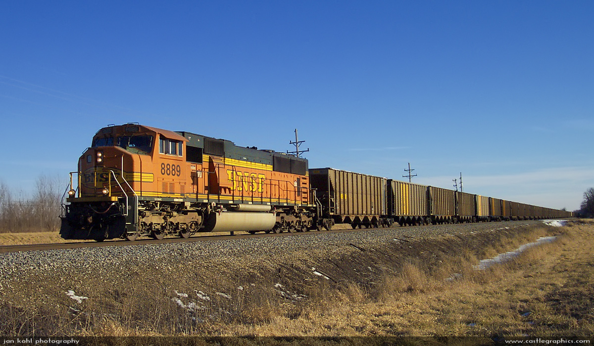 Northbound BNSF freight with ballast cars enters Elsberry
SD70MAC pulls a string of empties northbound.
