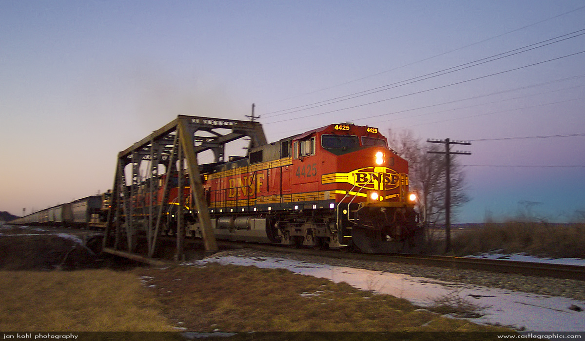 Southbound Freight out of Elsberry
BNSF C44-9W splits the twilight pulling a night freight to St. Louis

