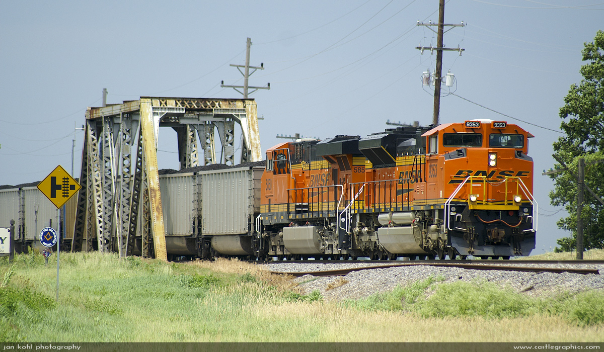 BNSF SD70ACe leaves Elsberry
South through the old CB&Q bridge BNSF 9353 heads for St. Louis, now about 70 miles away.
